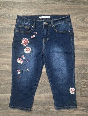 9th & Main Floral Embroidered Denim Capris Size 8 NWOT